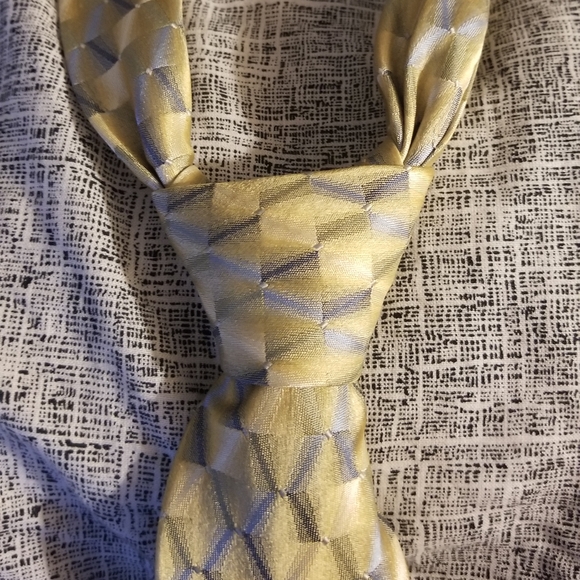 Pre Tied Van Heusen Golden Tie - Picture 1 of 4
